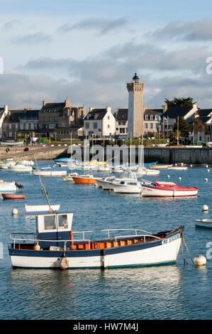 La France, Finistère, Roscoff, bateaux dans le port Banque D'Images