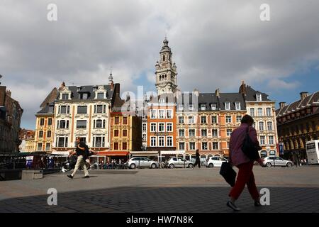 France, Lille, les promeneurs sur la place principale de la grand place (Generel de Gaulle) Banque D'Images