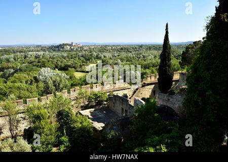 France Gard Villeneuve lez Avignon Saint Andre Fort vue sur Avignon des jardins de l'ancienne abbaye bénédictine de St. Banque D'Images