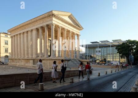 La France, Gard, Nîmes, maison carrée, ancien temple romain du 1er siècle avant J.-C., musée d'Art Contemporain et Le Carre d'Art par l'architecte Norman Foster, de la médiathèque et centre d'Art Contemporain Banque D'Images