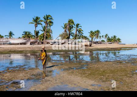 Madagascar, région de Menabe, Belo sur Mer, la construction d'un dhow traditionnel bateau à voile Banque D'Images