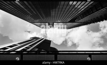 Une image monochrome à la recherche jusqu'au ciel dans un espace étroit entre l'augmentation des tours de bureaux en verre à Sydney, Australie Banque D'Images