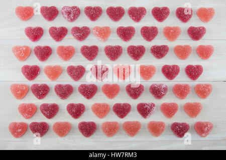 Large Vue de Grille de rouge foncé et rose Gummy Hearts Banque D'Images