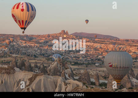 Göreme, TURQUIE - 29 septembre 2013 : montgolfières décollage tôt le matin sur la Cappadoce. Banque D'Images