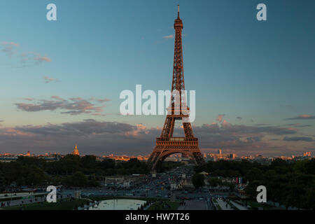 PARIS, FRANCE- 2 octobre 2016 : La Tour Eiffel au coucher du soleil du Trocadéro. Banque D'Images