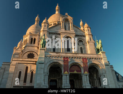 PARIS, FRANCE- 4 octobre 2016 : le coucher du soleil à la basilique du Sacré-Cœur. Banque D'Images