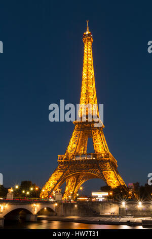 PARIS, FRANCE- 6 octobre 2016 : Tour Eiffel depuis les quais de Seine au coucher du soleil. Banque D'Images