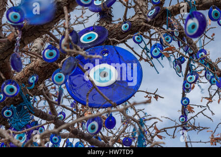Un arbre décoré avec des yeux mauvais au-dessus de Göreme, Turquie. Banque D'Images