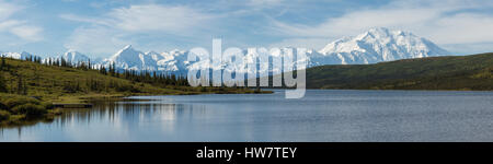 La chaîne de l'Alaska et de l'Émerveillement Lake dans le parc national Denali, en Alaska. Banque D'Images