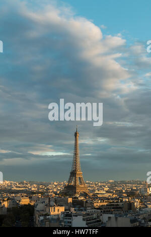 PARIS, FRANCE- 1 octobre 2016 : La Tour Eiffel au coucher du soleil de l'Arc de Triomphe. Banque D'Images