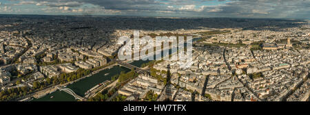 PARIS, FRANCE- 2 octobre 2016 : une vue sur la ville depuis la Tour Eiffel. Banque D'Images