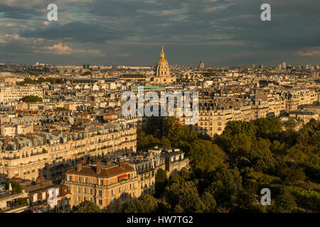 PARIS, FRANCE- 2 octobre 2016 : Saint Germain des Prés de la Tour Eiffel au coucher du soleil. Banque D'Images