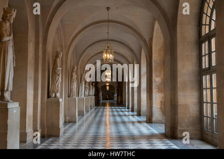 VERSAILLES, France- 5 octobre 2016 : Couloir intérieur dans le château de Versailles. Banque D'Images
