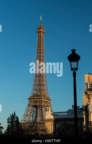 PARIS, FRANCE- 6 octobre 2016 : Tour Eiffel à partir de l'Avenue de Camoes au coucher du soleil. Banque D'Images