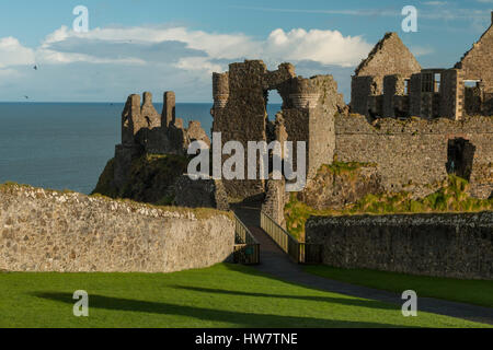 Bushmills, IRLANDE DU NORD- 17 octobre 2016 : ruines du château de Dunluce. Banque D'Images