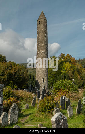 Tour ronde au site monastique de Glendalough Parc National des Montagnes de Wicklow, en Irlande. Banque D'Images