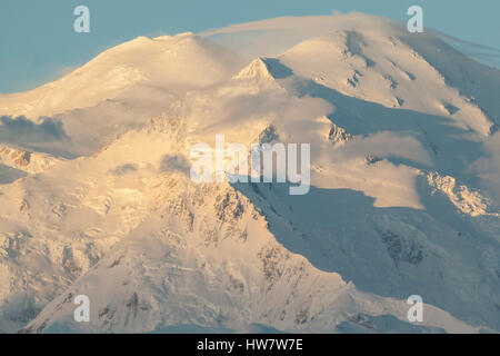 Le lever du soleil comme de grands vents denali forment un nuage lenticulaire, le parc national Denali, en Alaska. Banque D'Images