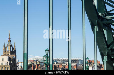 Vue sur la cathédrale de l'église de Saint-Nicolas de Tyne Bridge avec St James' Park stade de football à distance. Newcastle Upon Tyne, England, UK Banque D'Images