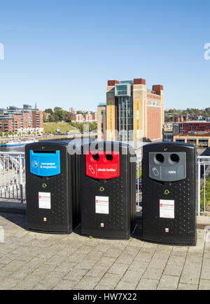 Des codes de couleur des bacs de recyclage à l'extérieur de la Sage Gateshead. Centre des arts de la baltique en arrière-plan. Angleterre, Royaume-Uni Banque D'Images