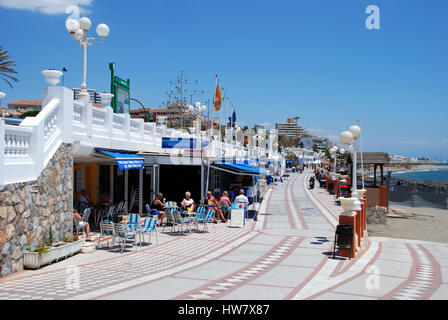 Afficher le long de la promenade bordée de cafés et de la plage, à Benalmadena, Costa del Sol, la province de Malaga, Andalousie, Espagne, Europe de l'Ouest. Banque D'Images