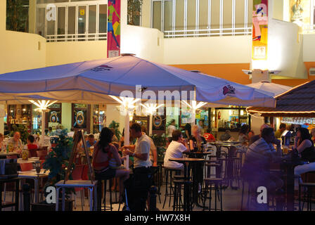 Les touristes se détendre dans un bar le long de la promenade du port de plaisance de nuit, Benalmadena, province de Malaga, Andalousie, Espagne, Europe de l'Ouest. Banque D'Images