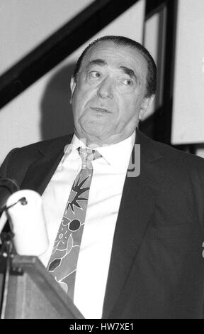 Robert Maxwell, président du Mirror Group Newspapers, assiste à une conférence de presse à Londres, Angleterre le 17 avril 1991. Banque D'Images