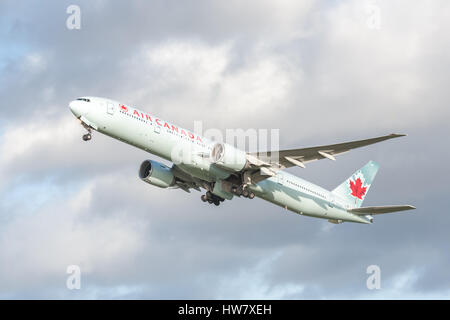 Boeing 777-333 d'Air Canada (C-FIVW) en livrée verte de l'Arctique, au départ de Heathrow, Royaume-Uni à destination de Vancouver Banque D'Images