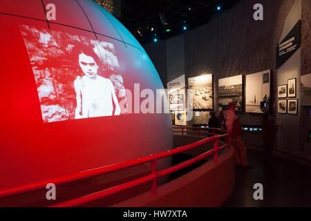 France, Calvados, Caen, Le Musée Mémorial de la paix, l'affichage d'intérieur Banque D'Images