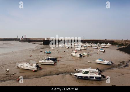 France, Calvados, Plages du Débarquement, Port en Bessin, elevated view de bateaux à marée basse Banque D'Images