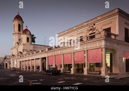 Cuba, Cienfuegos, Cienfuegos Province, Catedral de la Purisma Concepcion cathédrale, crépuscule Banque D'Images