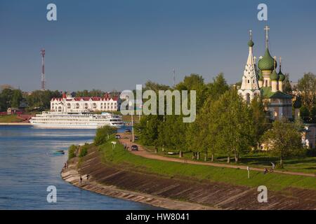 La Russie, de l'Oblast de Iaroslavl, anneau d'or, Ouglitch, Volga et l'église de la Nativité de Saint Jean Baptiste Banque D'Images