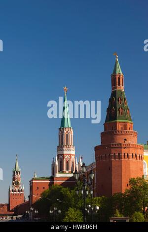 La Russie, Moscou, la Place Rouge, Spasskaya Bashnya, tour Saint-Nicolas et tour de l'Arsenal d'angle Banque D'Images