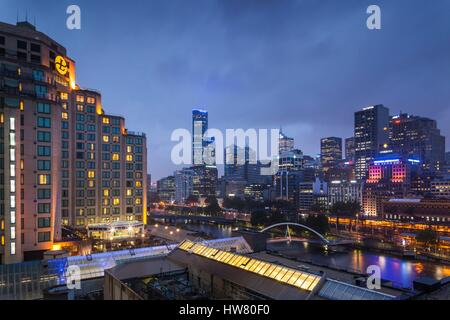 L'Australie, Victoria, Melbourne, Skyline le long de la rivière Yarra en direction de Rialto Towers, elevated view, dusk Banque D'Images