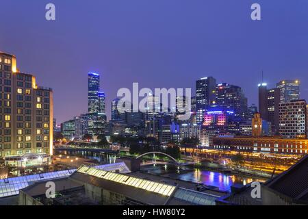 L'Australie, Victoria, Melbourne, Skyline le long de la rivière Yarra en direction de Rialto Towers, elevated view, dusk Banque D'Images