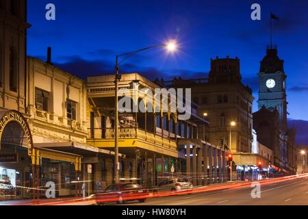 L'Australie, Victoria, Ballarat, town hall et Sturt Street, dusk Banque D'Images