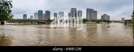 France, Paris, inscrite au Patrimoine Mondial de l'UNESCO, l'inondation de la Seine du 3 juin 2016 avec une hauteur de 5,80m, entouré de bâtiments d'avant de Seine Quai De Grenelle Banque D'Images