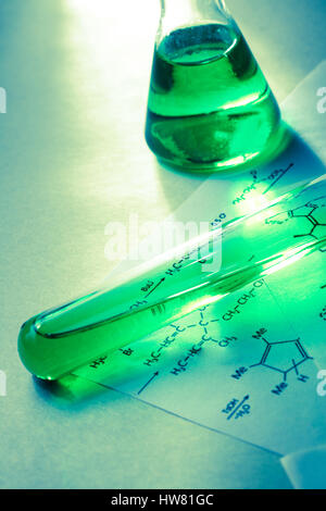 Tubes de réaction chimique avec formule à la lumière Banque D'Images