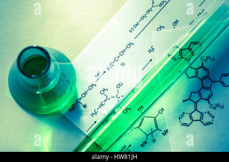 Tubes de réaction chimique avec formule à la lumière Banque D'Images