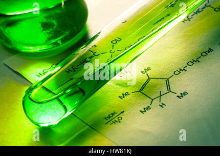 Tubes de réaction chimique avec formule à la lumière Banque D'Images