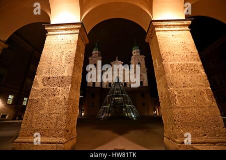 Salzbourg. Mar 17, 2017. Photo prise le 17 mars 2017 montre la vue de la nuit de Salzbourg, en Autriche. Credit : Gong Bing/Xinhua/Alamy Live News Banque D'Images