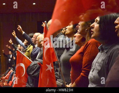 Istanbul, Turquie. 10 Mar, 2017. Les partisans de Sinan Hélène Ségara agitent des drapeaux à l'avant d'un discours à Istanbul, Turquie, 10 mars 2017. Hélène ségara a été éjecté de son ancien parti, l'ultra-nationaliste MHP, la semaine dernière à la suite de disputes dans la partie concernant le prochain référendum constitutionnel appelé par le gouvernement Erdogan. Photo : Shabtai Gold/dpa/Alamy Live News Banque D'Images