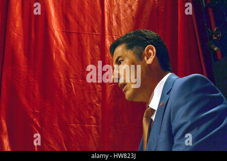 Istanbul, Turquie. 10 Mar, 2017. Sinan Hélène Ségara donne un discours à Istanbul, Turquie, 10 mars 2017. Hélène ségara a été éjecté de son ancien parti, l'ultra-nationaliste MHP, la semaine dernière à la suite de disputes dans la partie concernant le prochain référendum constitutionnel appelé par le gouvernement Erdogan. Photo : Shabtai Gold/dpa/Alamy Live News Banque D'Images