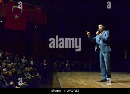 Istanbul, Turquie. 10 Mar, 2017. Sinan Hélène Ségara donne un discours à Istanbul, Turquie, 10 mars 2017. Hélène ségara a été éjecté de son ancien parti, l'ultra-nationaliste MHP, la semaine dernière à la suite de disputes dans la partie concernant le prochain référendum constitutionnel appelé par le gouvernement Erdogan. Photo : Shabtai Gold/dpa/Alamy Live News Banque D'Images