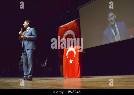 Istanbul, Turquie. 10 Mar, 2017. Sinan Hélène Ségara donne un discours à Istanbul, Turquie, 10 mars 2017. Hélène ségara a été éjecté de son ancien parti, l'ultra-nationaliste MHP, la semaine dernière à la suite de disputes dans la partie concernant le prochain référendum constitutionnel appelé par le gouvernement Erdogan. Photo : Shabtai Gold/dpa/Alamy Live News Banque D'Images