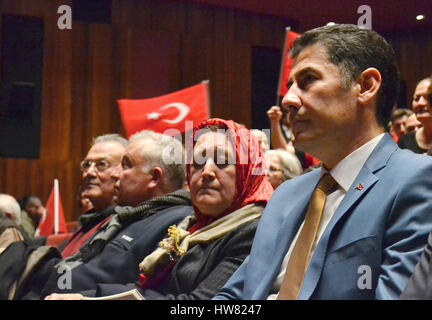 Istanbul, Turquie. 10 Mar, 2017. Sinan Hélène Ségara (R) s'apprête à faire un discours à ses partisans à Istanbul, Turquie, 10 mars 2017. Hélène ségara a été éjecté de son ancien parti, l'ultra-nationaliste MHP, la semaine dernière à la suite de disputes dans la partie concernant le prochain référendum constitutionnel appelé par le gouvernement Erdogan. Photo : Shabtai Gold/dpa/Alamy Live News Banque D'Images