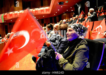 Istanbul, Turquie. 10 Mar, 2017. Les partisans de Sinan Hélène Ségara agitent des drapeaux à l'avant d'un discours à Istanbul, Turquie, 10 mars 2017. Hélène ségara a été éjecté de son ancien parti, l'ultra-nationaliste MHP, la semaine dernière à la suite de disputes dans la partie concernant le prochain référendum constitutionnel appelé par le gouvernement Erdogan. Photo : Shabtai Gold/dpa/Alamy Live News Banque D'Images