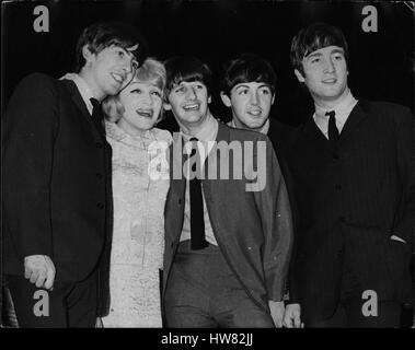 11 novembre 1963 - Marlene Dietrich Rencontrez les Beatles.'' célèbre artiste de cabaret allemand et le cinéma star Marlene Dietrich est vu avec le populaire groupe chantant les Beatles quand ils étaient en train de répéter pour la commande ce soir Royal Variety Performance qui se tiendra à la Prince of Wales Theatre en présence de la Reine mère ce soir. (Crédit Image : © Keystone Press Agency/Keystone USA par ZUMAPRESS.com) Banque D'Images