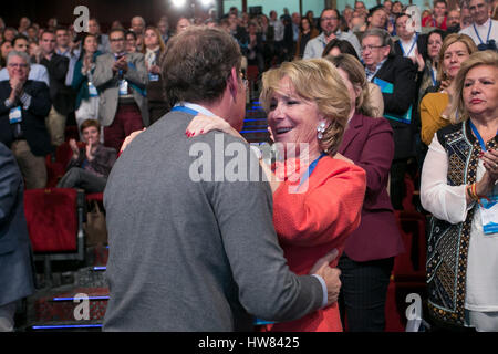 Madrid, Espagne. 18 Mar, 2017. Alberto Núñez Feijoo greets Esperanza Aguirre pendant 16e congrès autonome du parti populaire à Madrid, le samedi 18 mars, 2017. Más Información Gtres Crédit : Comuniación sur ligne, S.L./Alamy Live News Banque D'Images