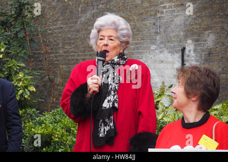 Londres, Royaume-Uni, 18 mars 2017.Betty Boothroyd, ancien président de la Chambre des communes envoie des marcheurs avec un discours provocateur à la # BromptonPatientsMatter mars dans Chelsea. Londres, Royaume-Uni, 18 mars 2017 Banque D'Images