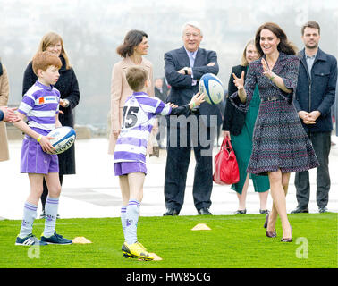 Paris, France. 18 Mar, 2017. La princesse Kate, duchesse de Cambridge au Trocadéro, le 18 mars 2017, rencontrez les écoliers et étudiants du British Council's Somme Photo : Albert Nieboer/Pays-Bas/Point de vue - PAS DE SERVICE DE FIL - Photo : Pre/Albert/RoyalPress Nieboer/dpa/Alamy Live News Banque D'Images